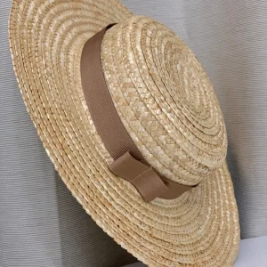 Sombrero canotier invitada de paja natural con cinta de tejido georgette marrón chocolate y lazo artesanal de Eves Loló.