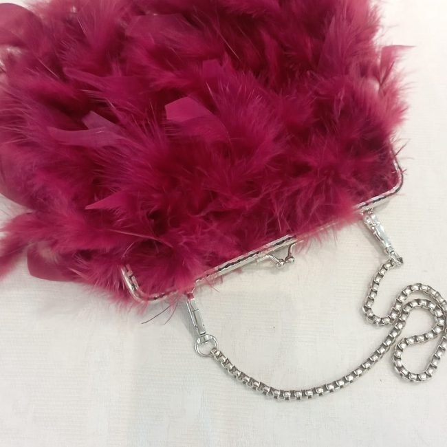 Bolso de plumas granate