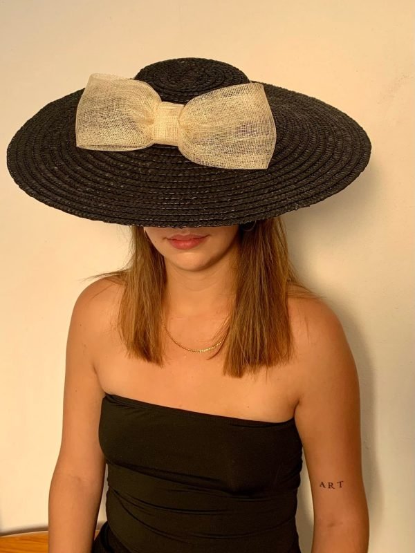 Pamela - canotier negra de ala ancha con lazada frontal