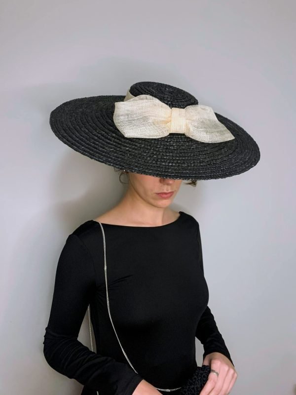 Pamela - canotier negra de ala ancha con lazada frontal - Imagen 4