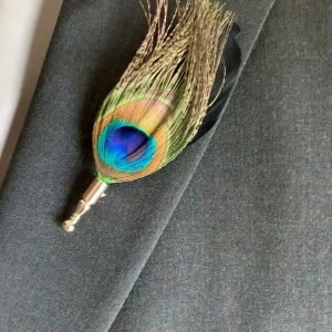 Boutonniere de plumas para el novio