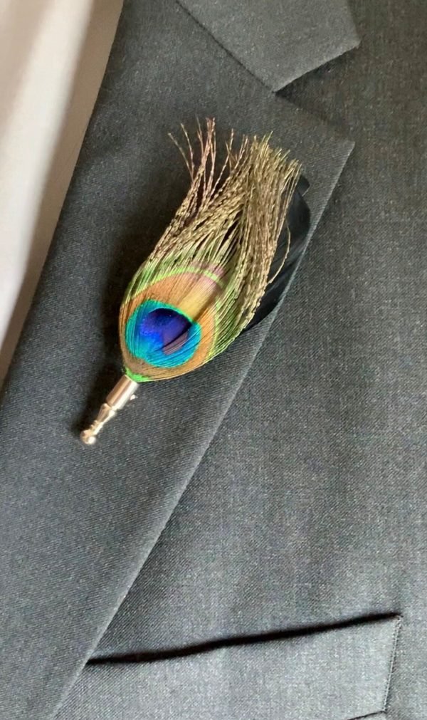 Boutonniere de plumas para el novio