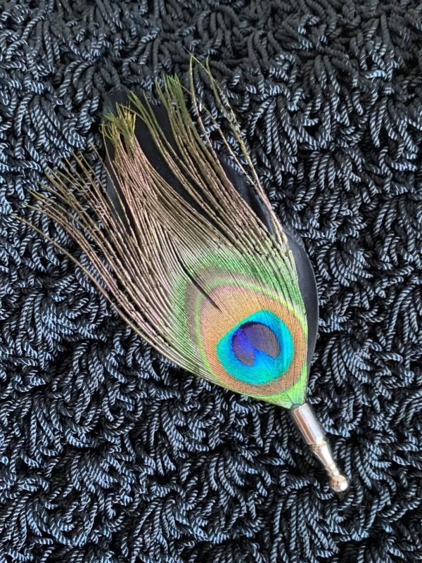Boutonniere de plumas para el novio - Imagen 3