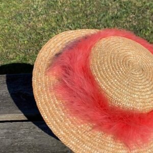 canotier con plumas coral