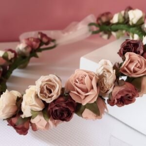 corona de flores granates y rosas