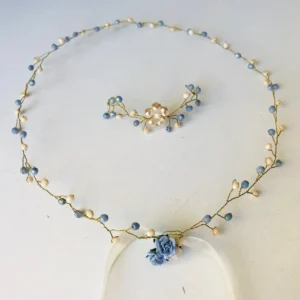 Conjunto de accesorios nupciales personalizados: corona joya de novia azul y oro y pulsera mediterránea.