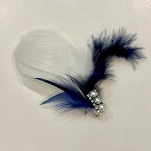 Botonier / boutonnière/ prendido / broche de plumas marino y blanco