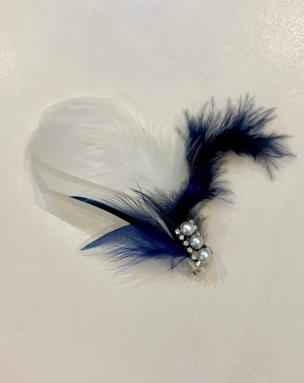 Botonier / boutonnière/ prendido / broche de plumas marino y blanco