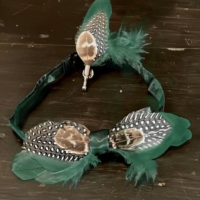 Conjunto pajarita/boutonniere de plumas