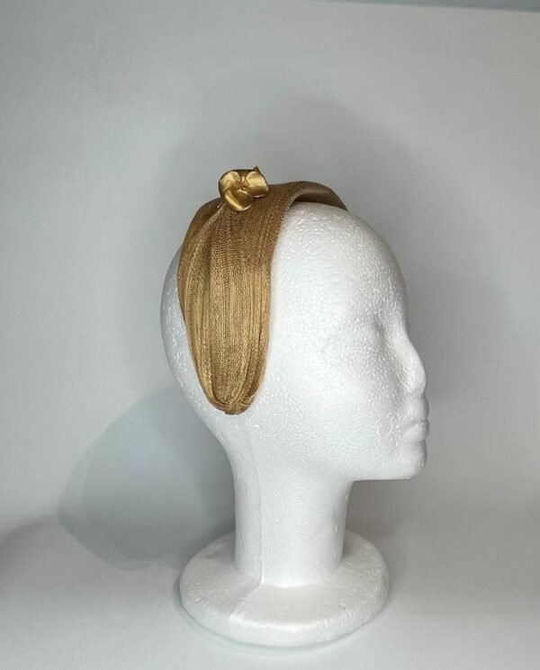 Diadema de sinamay dorada para invitada - Imagen 10