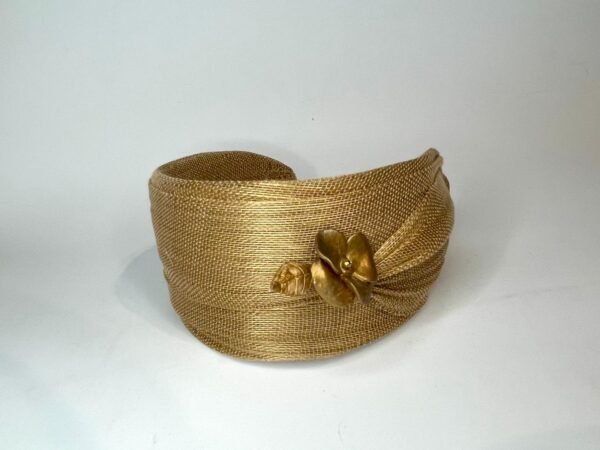 Diadema de sinamay dorada para invitada - Imagen 3