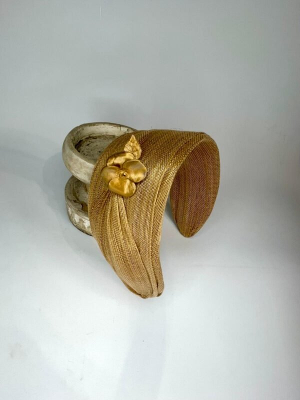 Diadema de sinamay dorada para invitada - Imagen 5