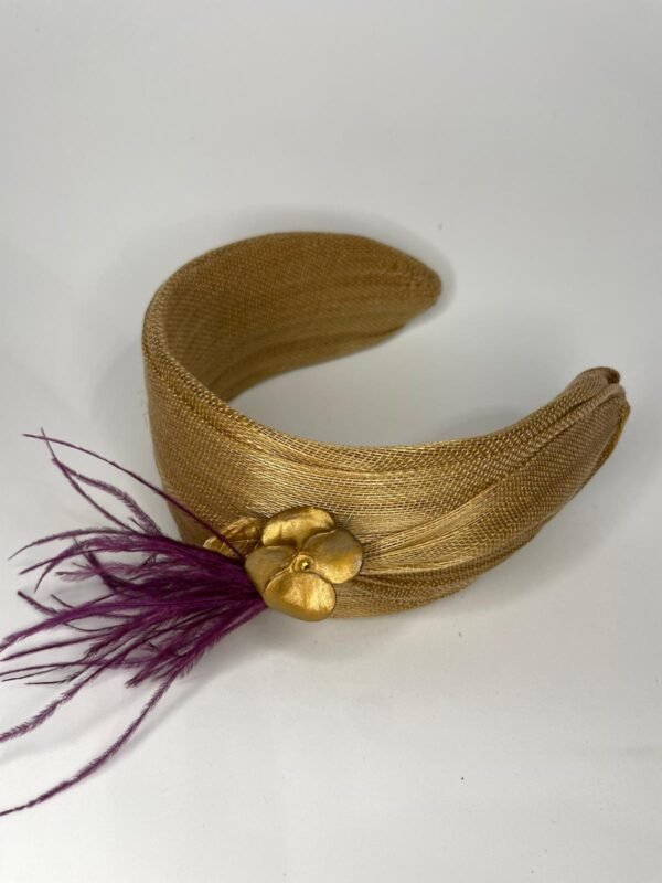 Diadema de sinamay dorada para invitada - Imagen 8
