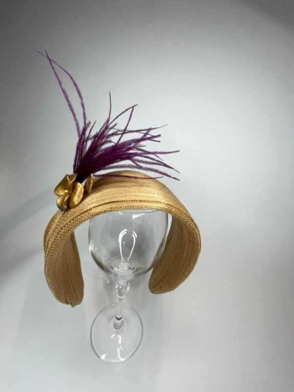 Diadema de sinamay dorada para invitada - Imagen 6