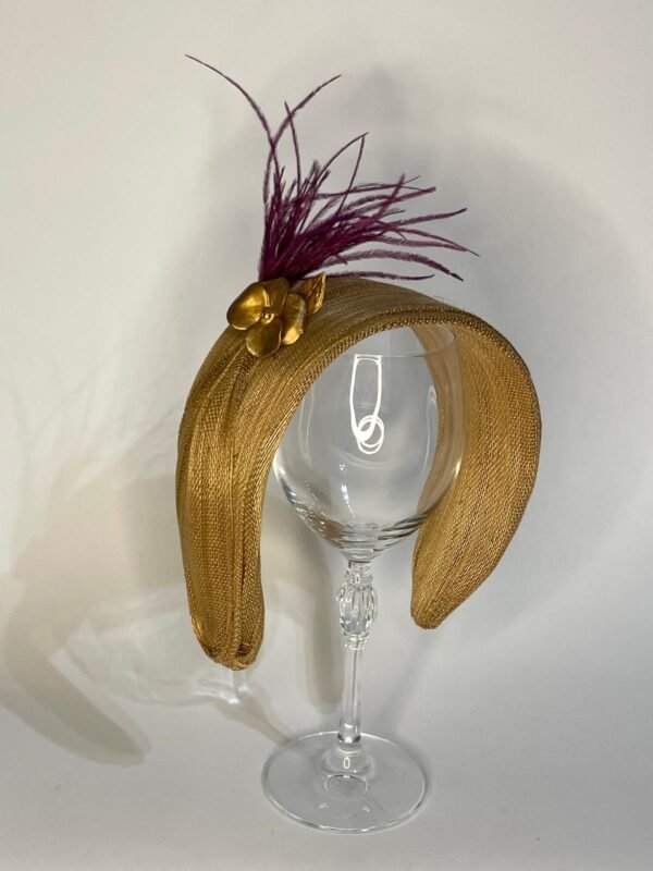 Diadema de sinamay dorada para invitada - Imagen 7