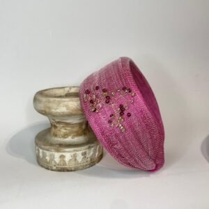 Exclusiva diadema de sinamay frambuesa para invitada
