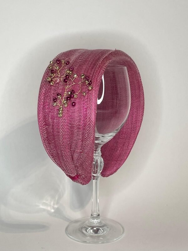 Exclusiva diadema de sinamay frambuesa para invitada - Imagen 2