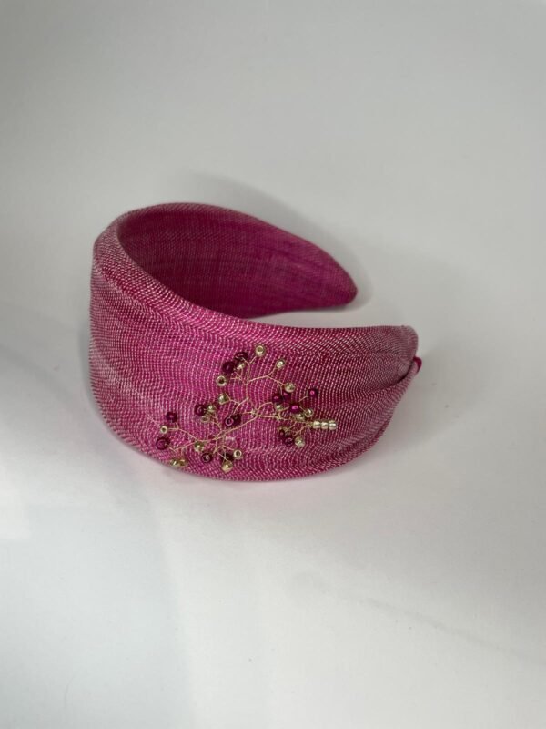 Exclusiva diadema de sinamay frambuesa para invitada - Imagen 3