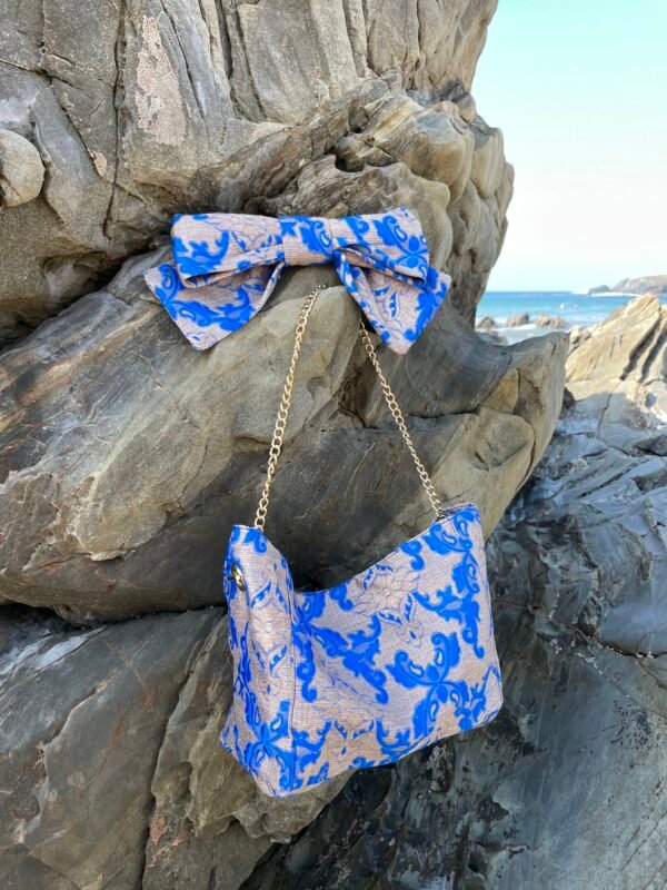 Bolso clutch azul Kein para invitada - Imagen 2