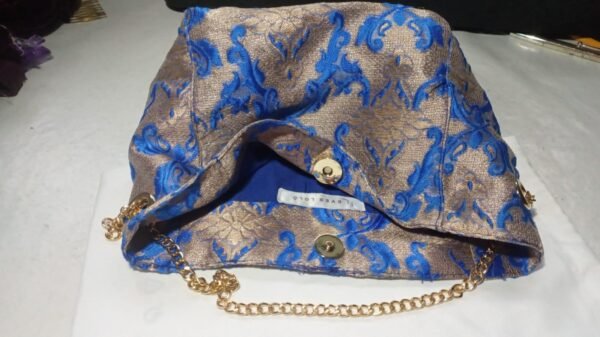 Bolso clutch azul Kein para invitada - Imagen 5
