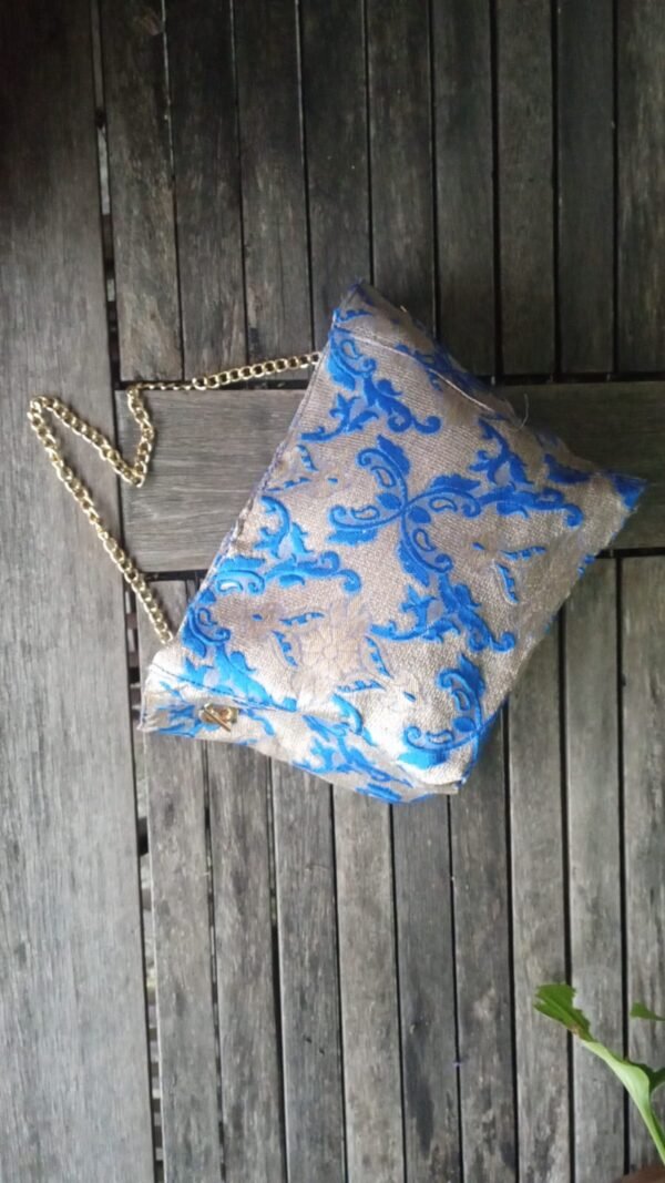 Bolso clutch azul Kein para invitada - Imagen 4