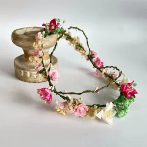 Corona casquete de comunión de flores rosa y fucsia