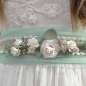 Detalle de Aplique Floral Artesanal para Lazada de Comunión montado sobre lino con rosas blancas y detalles verdes.