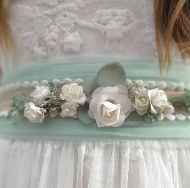 Detalle de Aplique Floral Artesanal para Lazada de Comunión montado sobre lino con rosas blancas y detalles verdes.