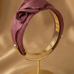 Diadema de sinamay esculpida en color berenjena