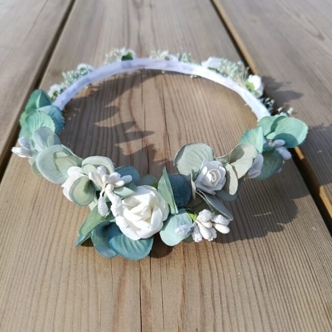 corona de comunión verde agua y blanca artesanal con volumen