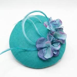 Tocado artesanal sinamay verde agua con flores azules