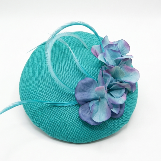 Tocado artesanal sinamay verde agua con flores azules