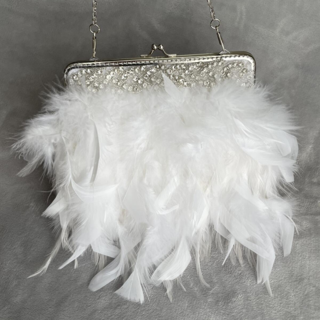 Bolso de plumas para novia de color blanco con bordados de pedrería fina hechos a mano de EVES LOLÓ